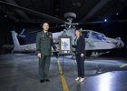 11月5日消息，韩国军方接收新一批AH-64E“阿帕奇（Apache）”攻击直升机。于此同时，美国军方特在亚利桑那州（Arizona）举办了50人规模的该款机型推介会。会议期间，美韩双方特意展示了一幅绘有“太极旗”标志的“阿帕奇”直升机画作。