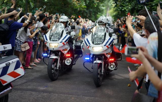 习大大访新摩托车队开道