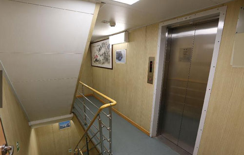 “雪龙”号船舱1到6层配备的升降电梯