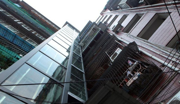今年7月下旬，这部由20户居民共同出资38万元建成的钢结构电梯投入使用，成为宜昌首例居民出资增设的电梯。