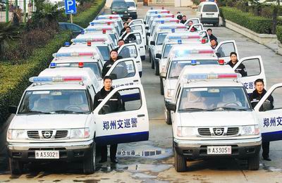 郑州交警街头投放12台警车抓拍交通违法