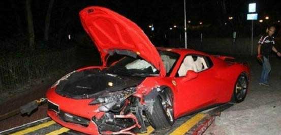 这起事故发生在香港半山区宝云道上，这辆红色法拉利458 Spider超级跑车的司机为避让动物，猛打方向导致汽车失控撞上山丘。左边车头已毁，安全气囊也已经弹出来。