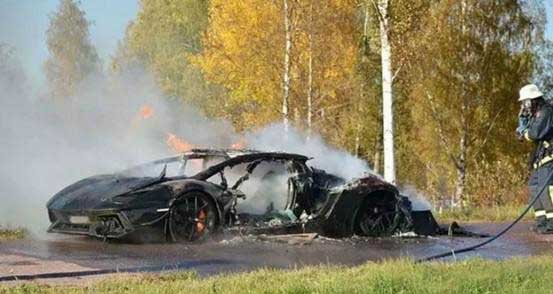 这起事故发生在瑞典，乍一看事故图片还以为是这辆兰博基尼Aventador飙车出的事故，其实不然，这起事故是因为引擎问题发生了自燃，导致这辆兰博基尼面目全非。
