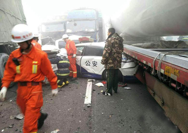 11月29日记者从山西省交警总队获悉，当日7时46分许，山西侯平高速公路（S75）太原方向15-16KM处，发生多起、涉及29辆车相撞的道路交通事故，目前已造成4人死亡、5人受伤。据介绍，事故发生后，山西省委书记、省长相继作出批示，有关部门人员迅速赴现场实施救援及事故处理工作。目前，伤者伤情稳定，事故原因正在调查中。