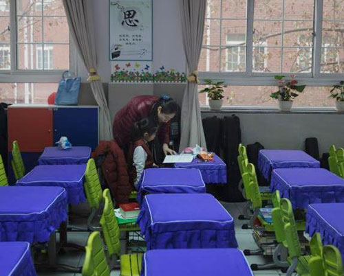 12月8日，北京市海淀外国语实验学校的教室里开启了空气净化器。