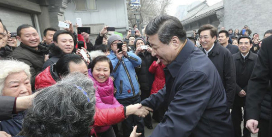 习近平在北京市东城区考察玉河历史文化风貌保护项目时与群众热情握手