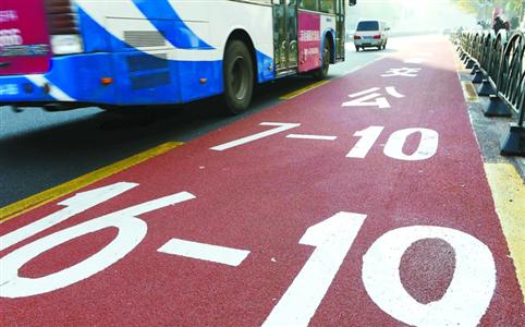 上海试点推行彩色公交车道