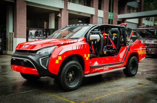 目前一家工程公司曝光了替代旧式消防车的最新版“红犀牛”舰队，该车灵巧轻便，可以在城市街道中轻松穿行。