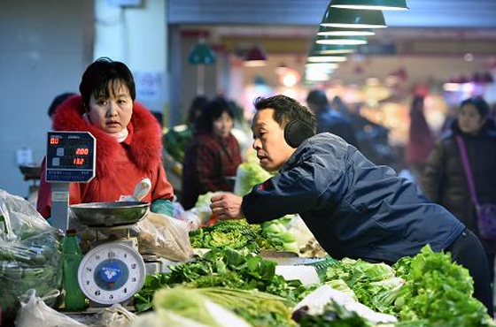 12月9日，市民在郑州市纬四路菜市选购蔬菜。当日，国家统计局发布数据，11月份全国居民消费价格总水平同比上涨1.5%。新华社记者 李博 摄