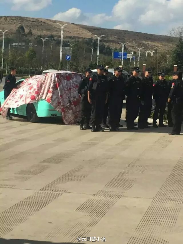 云南特警求婚大学生 造势的居然不是警车