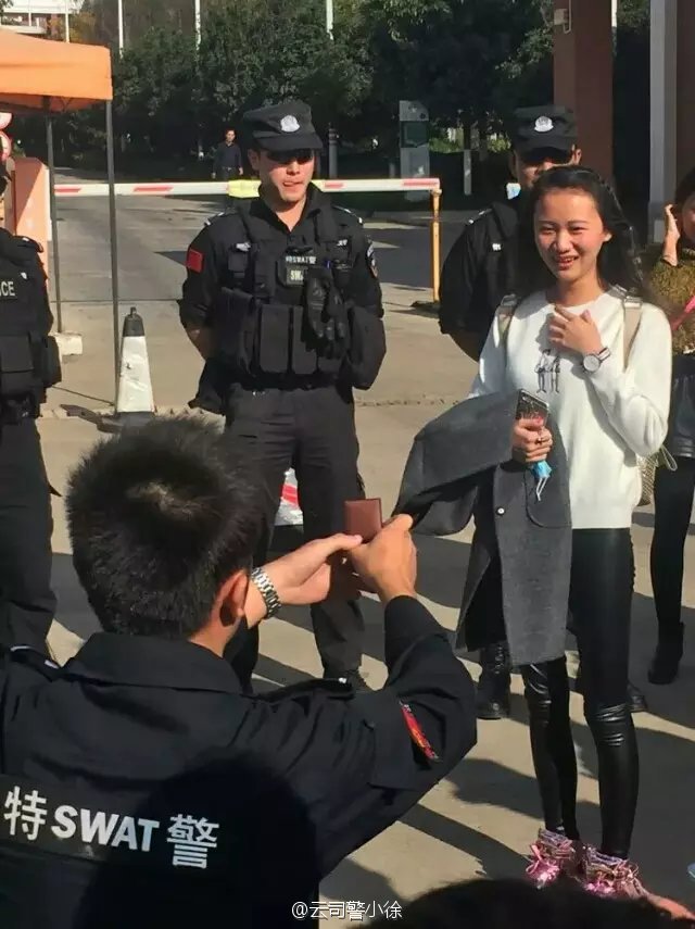 云南特警求婚大学生 造势的居然不是警车