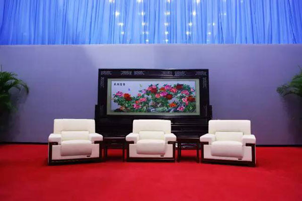 2015年12月14日～15日，“上海合作组织成员国政府首脑（总理）理事会第十四次会议”（简称为上合总理会）在郑州隆重举行。这也是郑州自新中国成立以来承办的最高规格国际会议。据悉，会议全场家具提供商是河南的本土家具品牌。