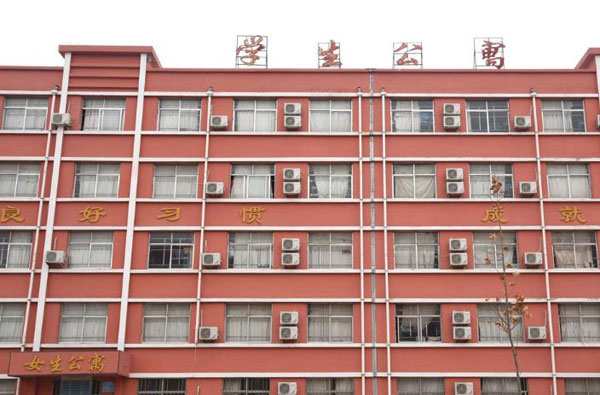 近日，临沂市沂南县财政拨款200余万元，为全县21处农村中学学生宿舍安装了1274台空调，解决了近12000名寄宿学生的冬季取暖问题。