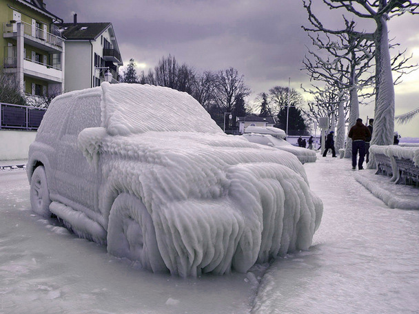 冬天是个美丽的季节，尤其是大雪纷飞时，让我们不禁联想到《冰雪奇缘》中美轮美奂的冰雪场景。虽然风雪交加的时节对汽车来说并不是什么好事，也许还会带来许多烦恼，但还是忍不住称赞冰霜覆盖在车身上时所呈现出来的美景，让人看了真是不忍心将它们擦掉，只是有些人可能要将自己裹得严严实实拿起小铲子去铲雪啦。这辆被冰封了的汽车，看来有人很久都不能开车啦！