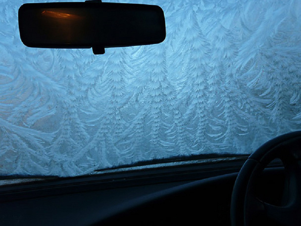 如果车门没有被冻牢的话，坐在车里又会看到另一番景色。