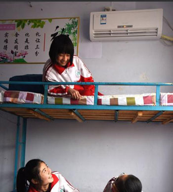 近日，临沂市沂南县财政拨款200余万元，为全县21处农村中学学生宿舍安装了1274台空调，解决了近12000名寄宿学生的冬季取暖问题。