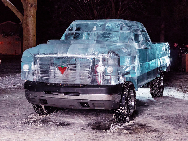 加拿大一家电池公司开发了一台外形是由5000公斤冰块打造的卡车，