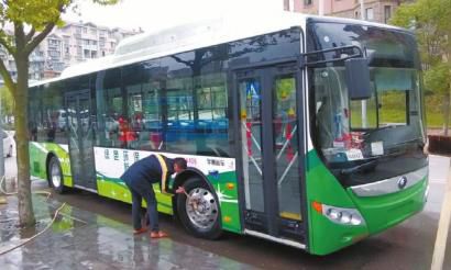 四川自贡投放102辆新能源高级公交车