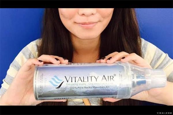 12月14日，加拿大阿尔伯塔省两名华裔青年创业者在网上出售该省班芙的新鲜山野空气瓶，每瓶价格由15美元至64美元不等。。