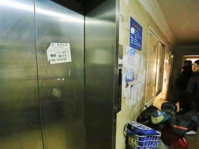 [s]北京一小区老电梯带病“跨年”上岗