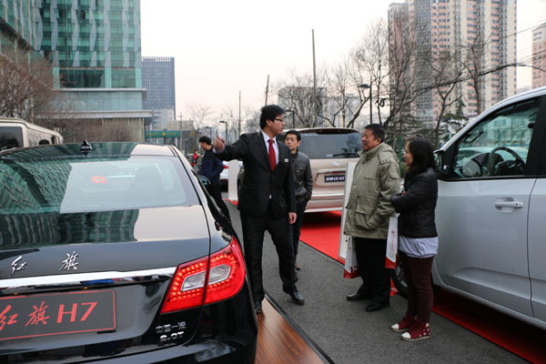 图为参加第十一届集采年会的官员在现场参观展车。