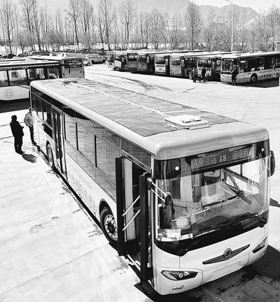 “日光城”拉萨首辆太阳能公交车投运