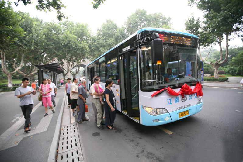 南京302路投放15辆新款电动公交车