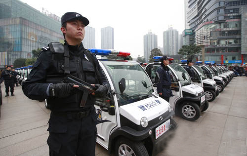 据悉，该电动巡逻警车是为江北警方“私人定制”，民警或协勤只需通过油门和刹车两个踏板，就可控制。它的理论时速可达80公里，为安全起见，速度不会超过45公里。