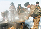 冰天雪地行军训练都能吃上热腾腾的饭菜。