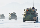 突击战车驰骋在茫茫雪原。