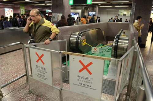 港铁发生扶手电梯“咬鞋”事故