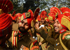1月24日，在印度加尔各答，印度边境保安部队士兵在等待阅兵式带妆彩排时跳舞。