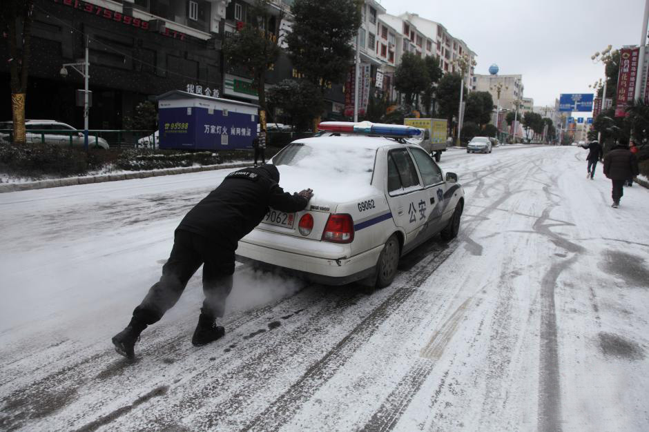 图为警民一起推车。