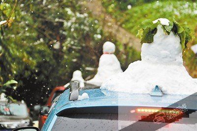 据悉，雪人和车顶铁皮摩擦力很小，一旦雪融化，造成的后果不堪设想。因此，重庆市九龙坡区警方在辖区33条主要路段查获“车顶雪人”车136辆，并对这些车驾驶员进行批评教育。