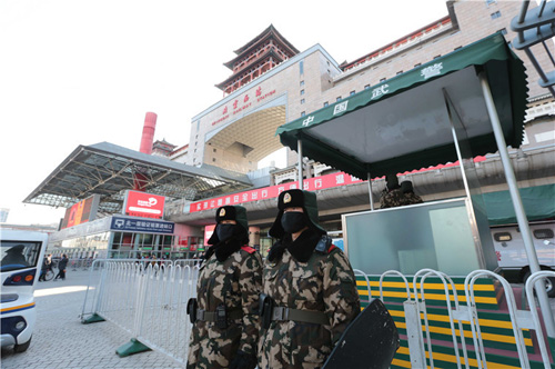 1月24日，武警战士顶着寒风在北京西客站上哨执勤。