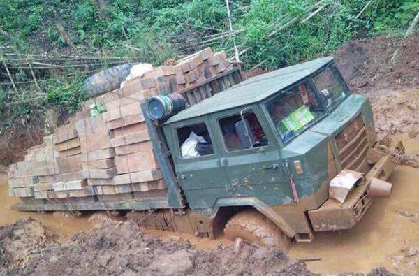 看中国退役军车在缅甸丛林表现 够气质