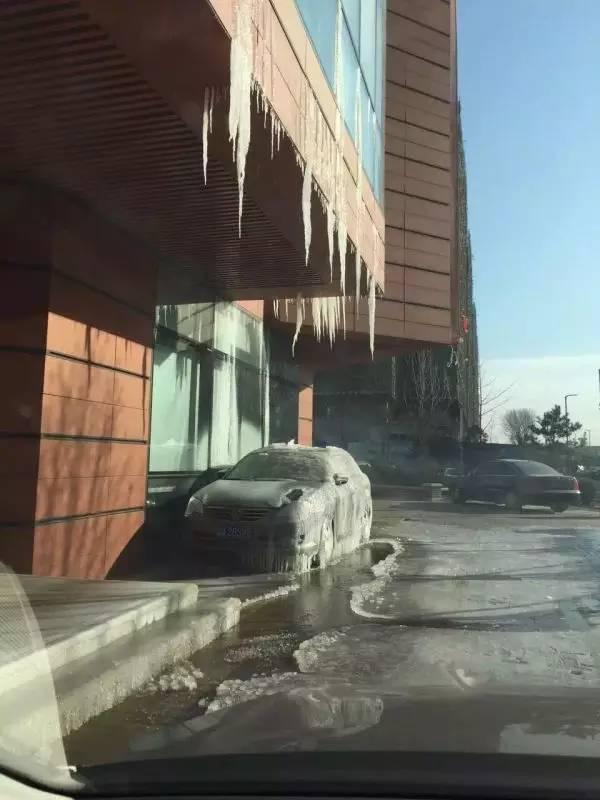 1月24日，在顺义中建·国际城梅香街9号院18号楼前，一辆大众轿车车身上结满厚厚的冰，车上方的房檐处结着长长的冰柱，“怎么会结这么多冰啊！”不少经过此处的居民疑问道。对此，正在现场除冰的物业工作人员称，因三楼跑水，才导致车身结冰。