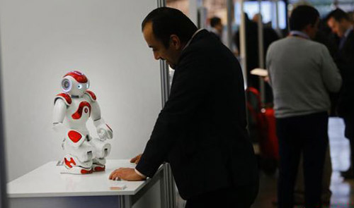 当地时间1月28日，西班牙马德里举行国际机器人博览会，各色机器人争奇斗异，吸人眼球。为期4天的展会将展现机器人发展方面所举得的成就。