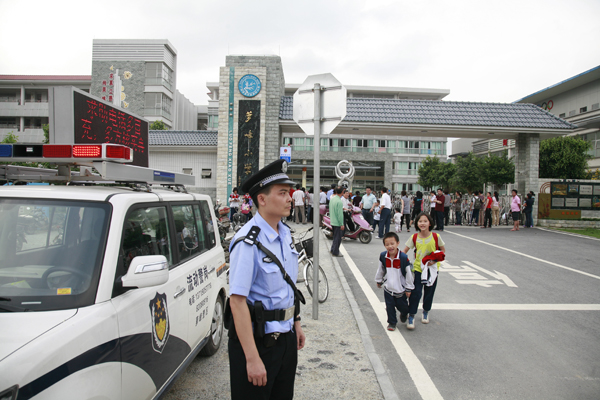 河南：学生上下学时段要见警察警车警灯