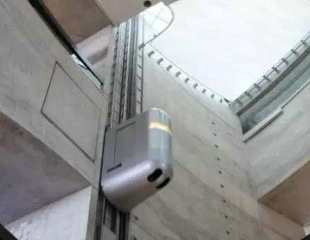 德国——奔驰博物馆电梯：位于斯图加特，药丸形电梯是它的一大特色。在外观设计上，充满未来派色彩。