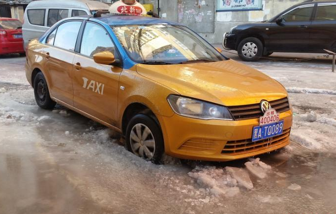 2016年2月24日，黑龙江哈尔滨市道里区光礼街上，十余台车车轮被冻在厚厚的冰层中，动弹不得。一辆出租车则陷在冰水中，几个人正在费力地推着。现场，百余米的街道被冰层覆盖，人们小心翼翼的通行。据了解，当地形成如此状况的原因是街路上的马葫芦返水后结冰造成的，居民希望早日能恢复原样。