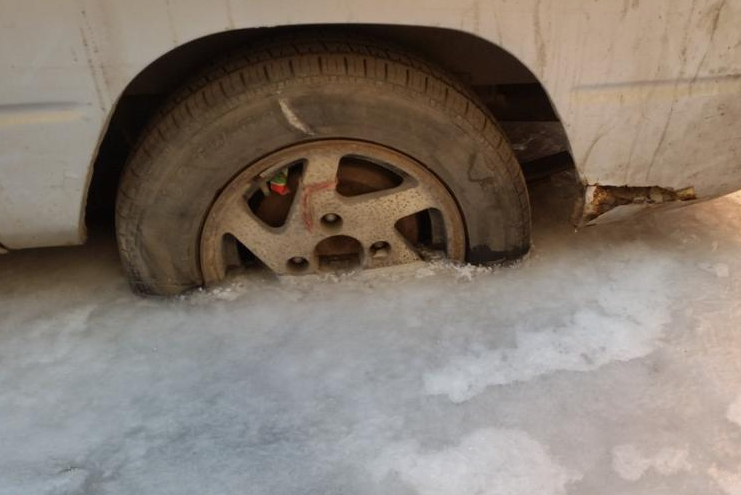 图为被冰封的汽车。