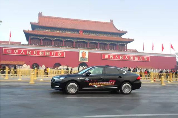 在中国人民政治协商会议开幕当日，由传祺GA8领衔的车队亮相全国两会，穿梭于代表驻地和会议现场，留下帅气的身影。