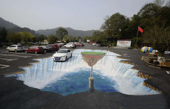 长沙一停车场3D画作 汽车惊险过"瀑布"