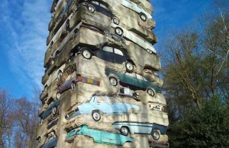 法国艺术家的作品，60辆汽车做成的19米高的雕塑