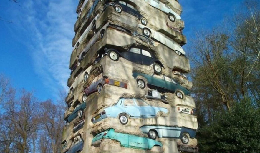 法国艺术家的作品，60辆汽车做成的19米高的雕塑