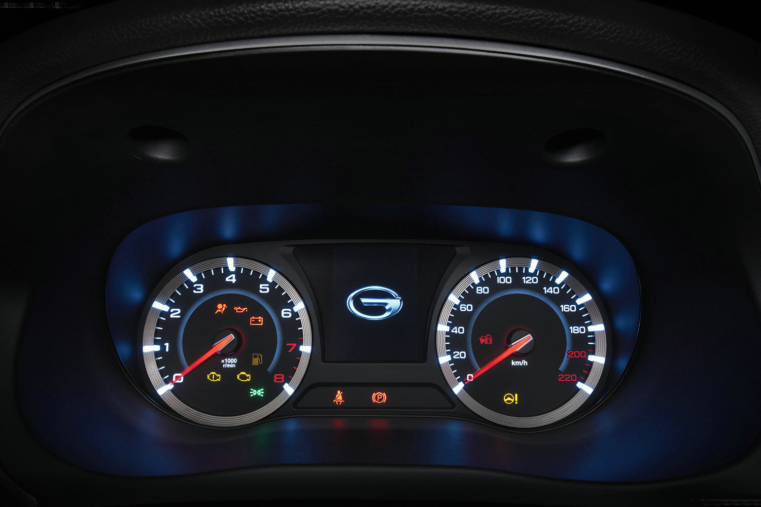 新车采用的是常规的转速和时速表搭配中间液晶屏的仪表盘，而未来高配车型会搭载7英寸的全液晶仪表盘。