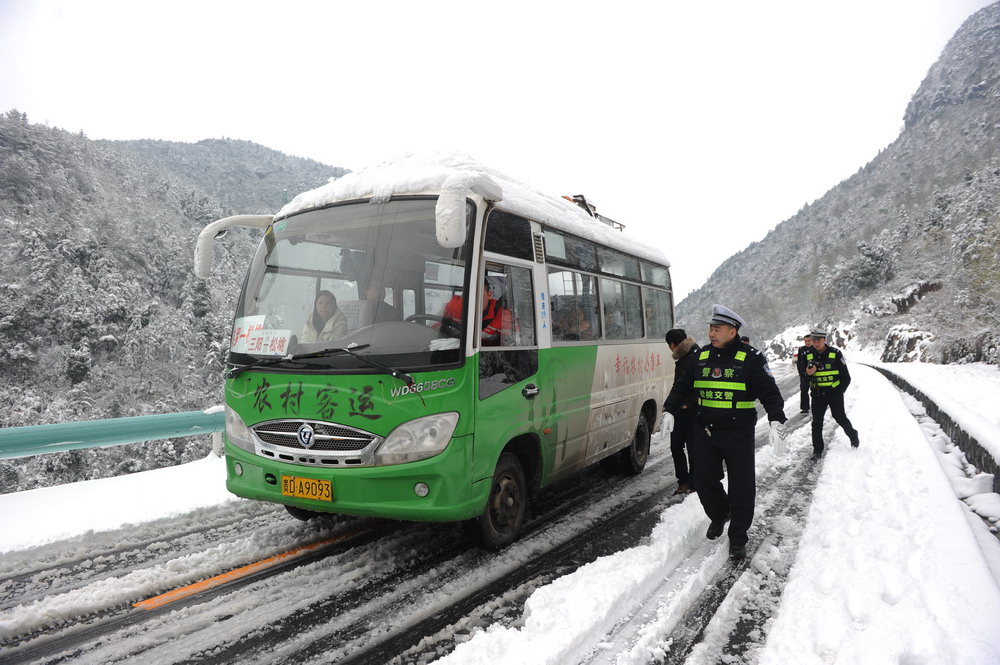 3月10日，贵州省松桃县乌罗镇黔龙村路段，交警李儒忠嘱咐驾驶员减速慢行。