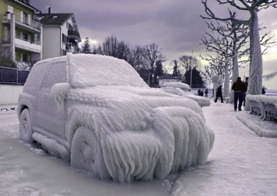 被冰封了的汽车，看来有人很久都不能开车啦！