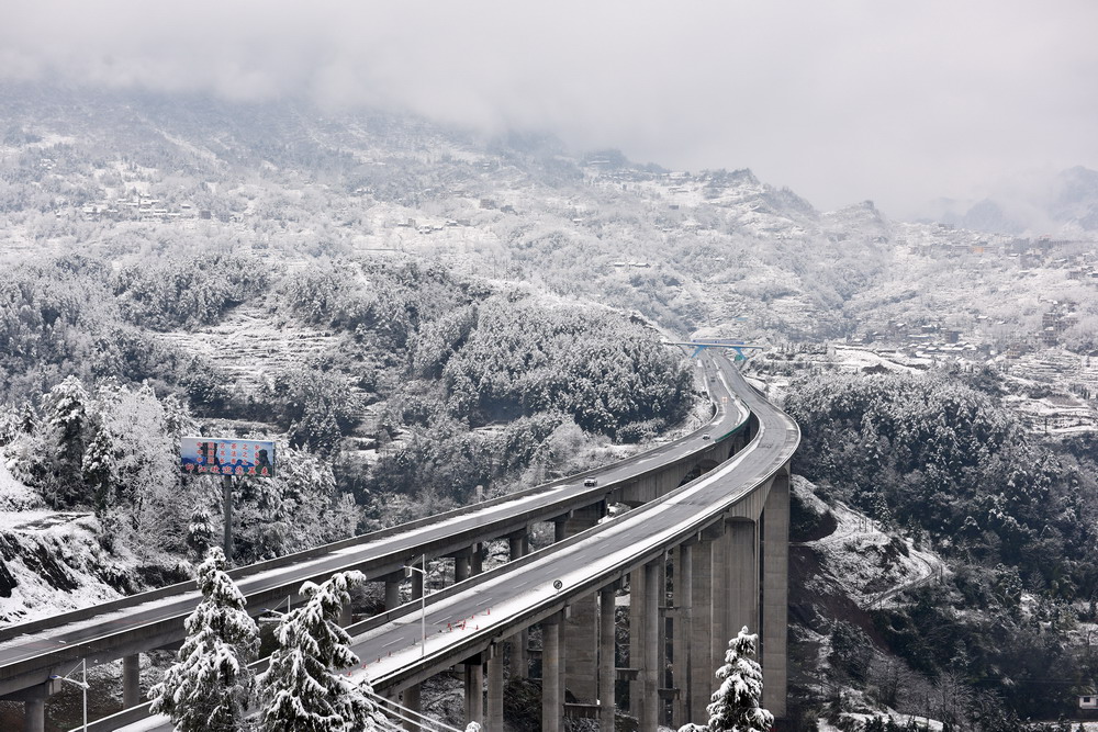 3月10日，春雪覆盖下的杭瑞高速大兴至思南段周家坝桥。